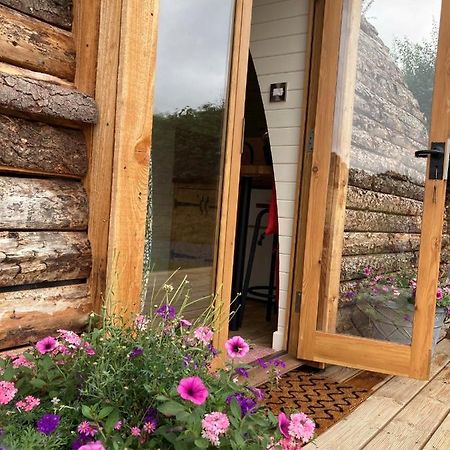 Delor - Bryntalch Glamping Pods Hotel มอนต์โกเมอรี ภายนอก รูปภาพ