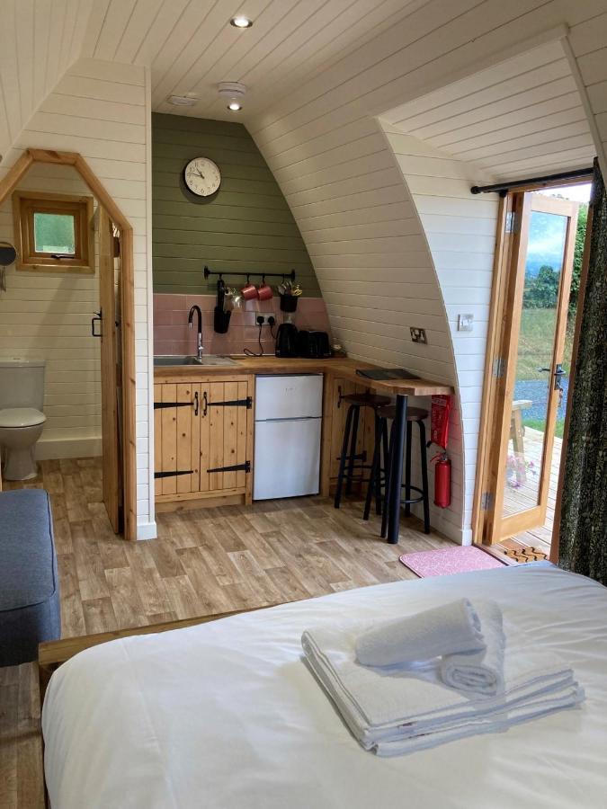 Delor - Bryntalch Glamping Pods Hotel มอนต์โกเมอรี ภายนอก รูปภาพ
